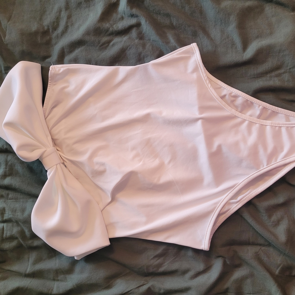 LIKE NEW CONDITION Elegant White Bow Top